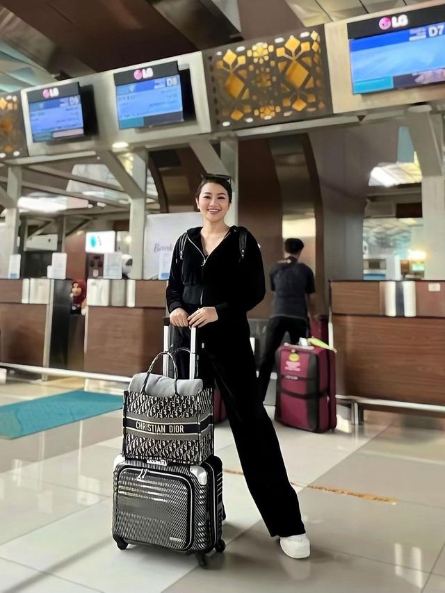 Lepas Rasa Rindu, Ini 7 Potret Fitri Carlina Susul Suami yang Jadi Pilot di Oman