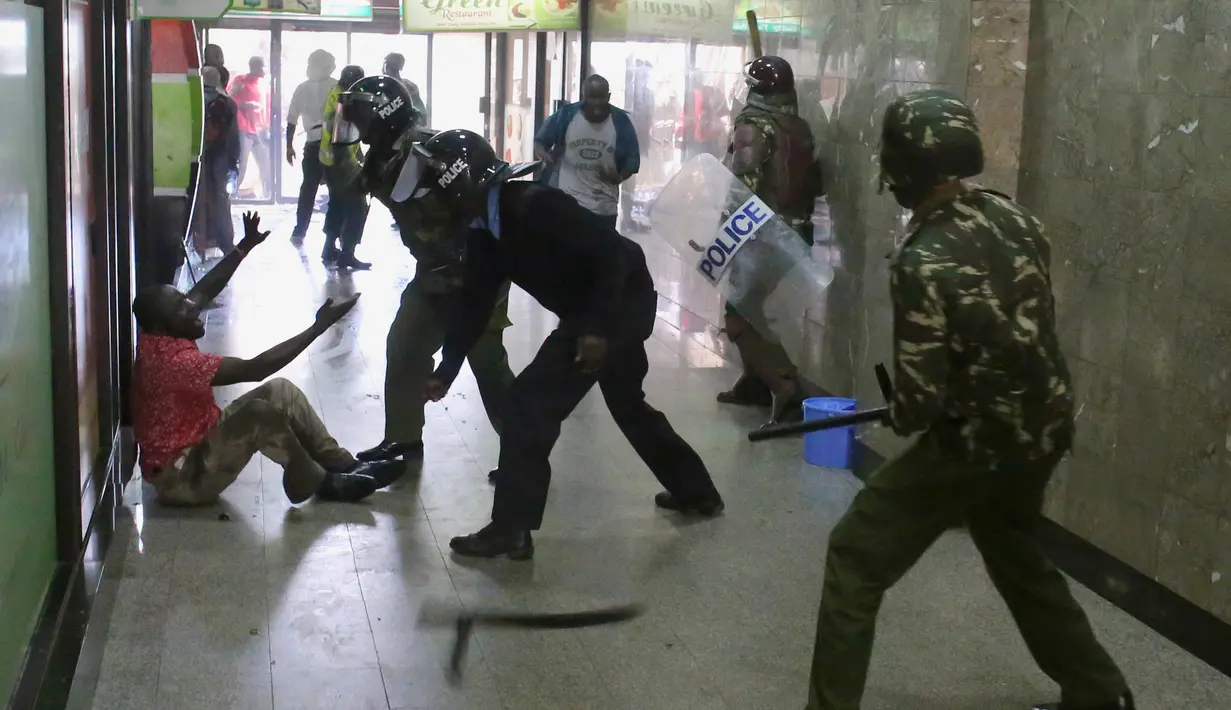 Para Polisi memukuli seorang demonstran di dalam sebuah gedung saat bentrokan di Nairobi, Kenya (16/5). Demonstran menuntut pembubaran otoritas pemilu karena adanya dugaan korupsi. (REUTERS/Goran (REUTERS/Goran Tomasevic)