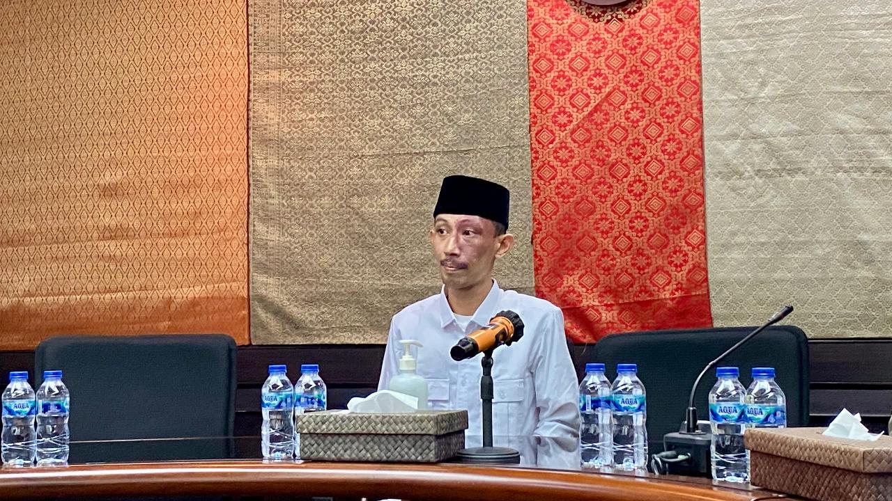 Momen Sidang Etik Anggota DPRD Jember yang Viral karena Merokok dan Main Gim saat Rapat