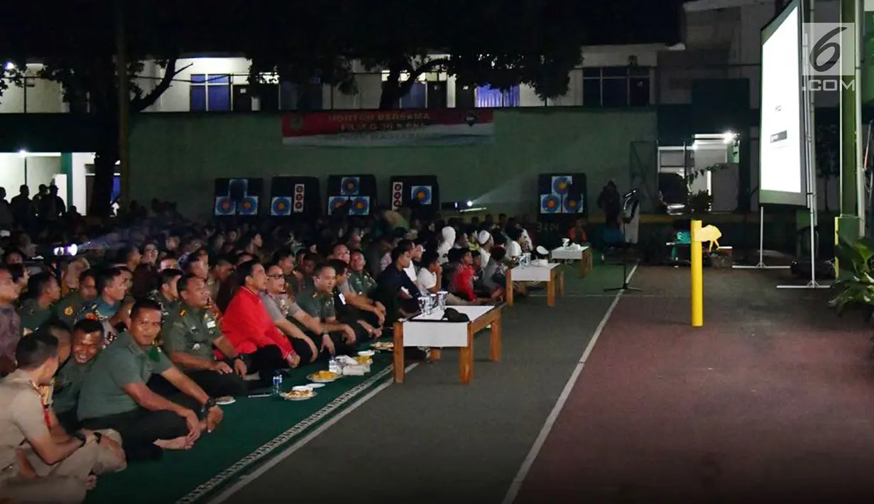 Presiden Joko Widodo bersama jajaran TNI, Polri dan masyarakat Bogor nonton bareng film 'Pengkhianatan G30S/PKI' di Bogor (29/9). (Foto: Laily Rachev - Biro Pers Setpres)