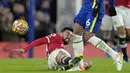 Gelandang Manchester United, Bruno Fernandes melakukan pelanggaran terhadap bek Chelsea, Thiago Silva selama pertandingan lanjutan Liga Inggris di di stadion Stamford Bridge, London, Senin (29/11/2021). Chelsea masih di peringkat pertama dengan 30 poin. (AP Photo/Kirsty Wigglesworth)