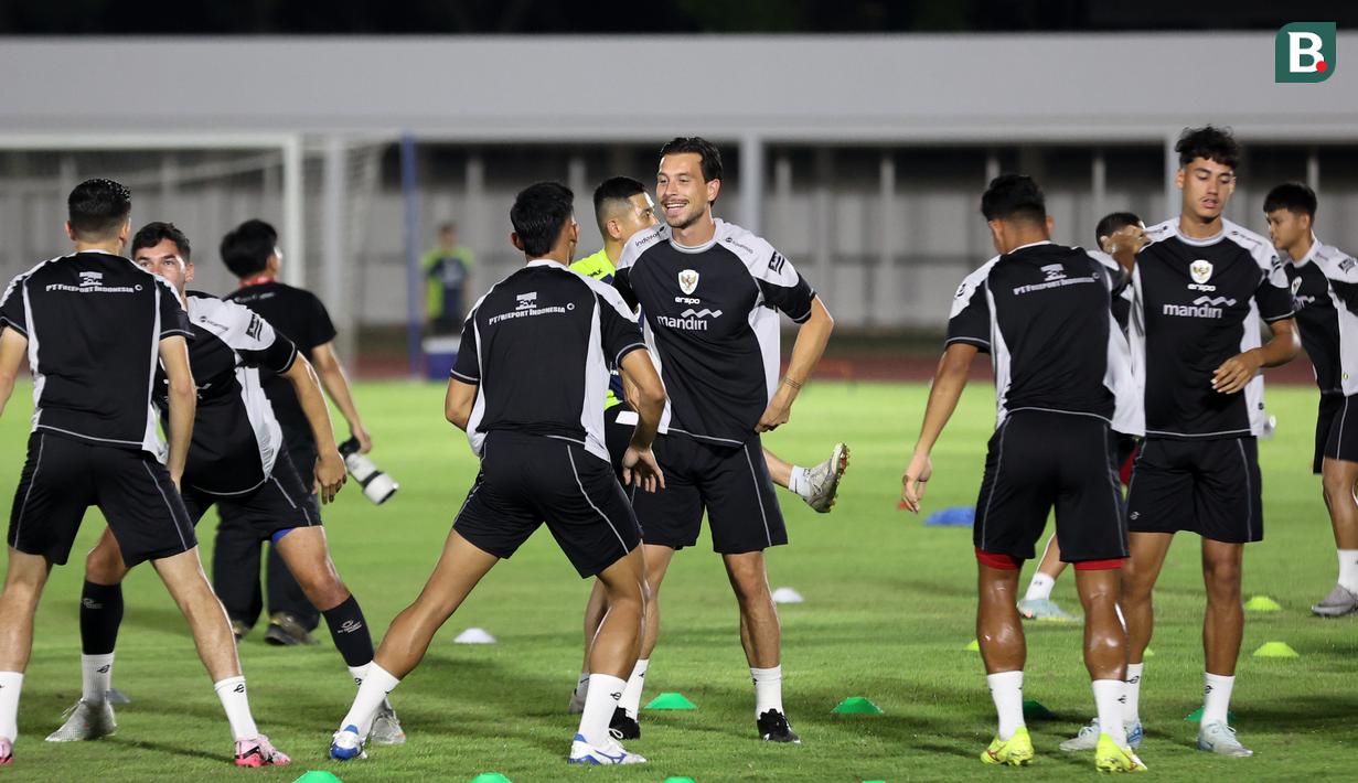 <p>Dua pemain Timnas Indonesia, Thom Haye (tengah) dan Rafael Struick (kanan) mengikuti sesi latihan bersama skuad Timnas Indonesia di Stadion Madya, Senayan, Jakarta, Minggu (8/9/2024) sore jelang menghadapi Australia pada kualifikasi Piala Dunia 2026, Selasa 10 September 2024. (Bola.com/Abdul Aziz)</p>