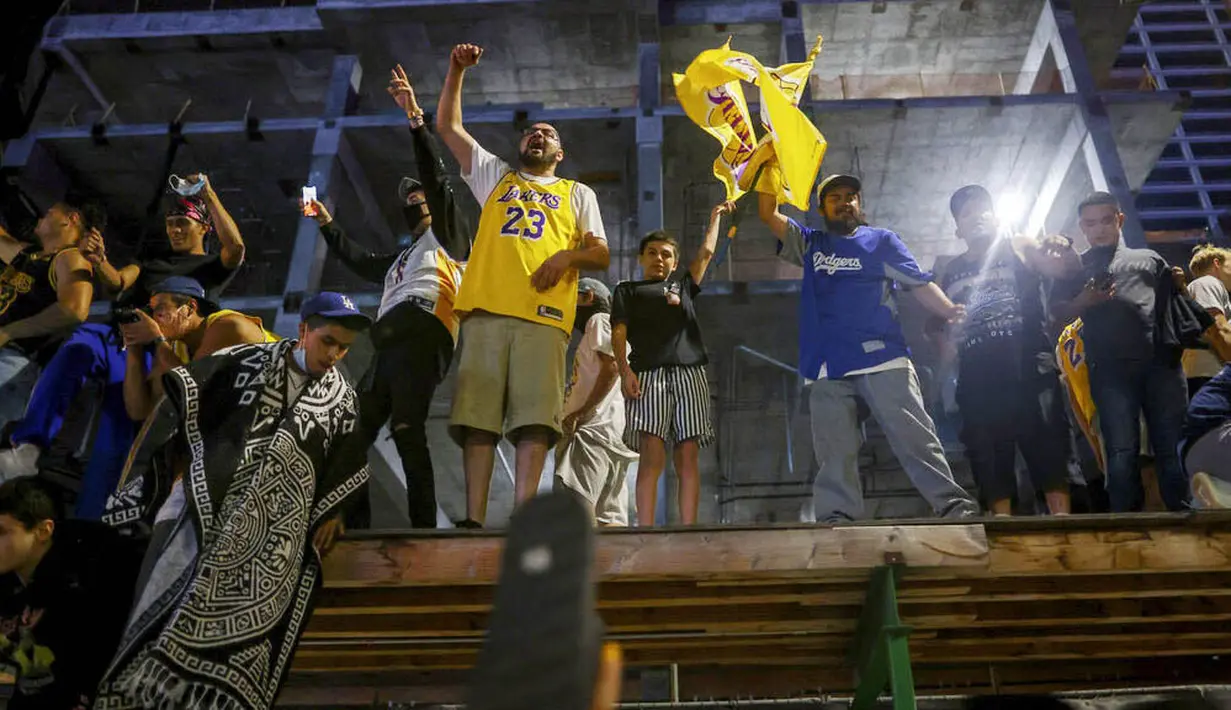 Fans LA Lakers saat merayakan gelar juara NBA 2020 di Los Angeles, Senin (12/10/2020). LA Lakers menjuara NBA 2020 setelah mengalahkan Miami Heat dengan skor 106-93 dalam final gim ke enam. (AP Photo/Jintak Han)