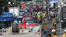 Padatnya arus lalu lintas juga menjadi kesulitan petugas untuk memadamkan api. (merdeka.com/Imam Buhori)