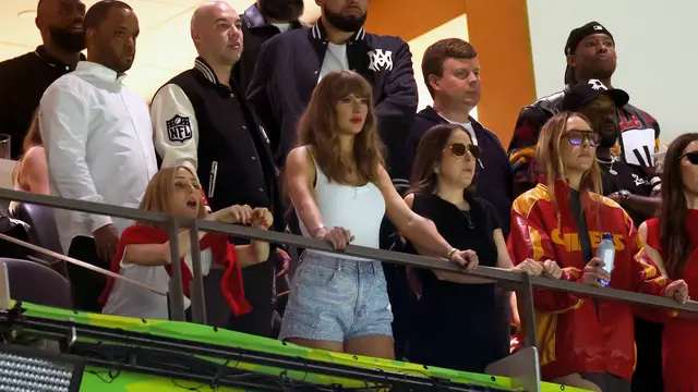 Ashley Avignone, Taylor Swift, Alana Haim, dan Este Haim menghadiri Super Bowl LIX di Caesars Superdome pada 09 Februari 2025 di New Orleans, Louisiana. Gregory Shamus/AFP