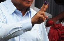 FOTO: Pose Prabowo dengan Tinta Dua Jari Usai Mencoblos di TPS 033 Bojong Koneng