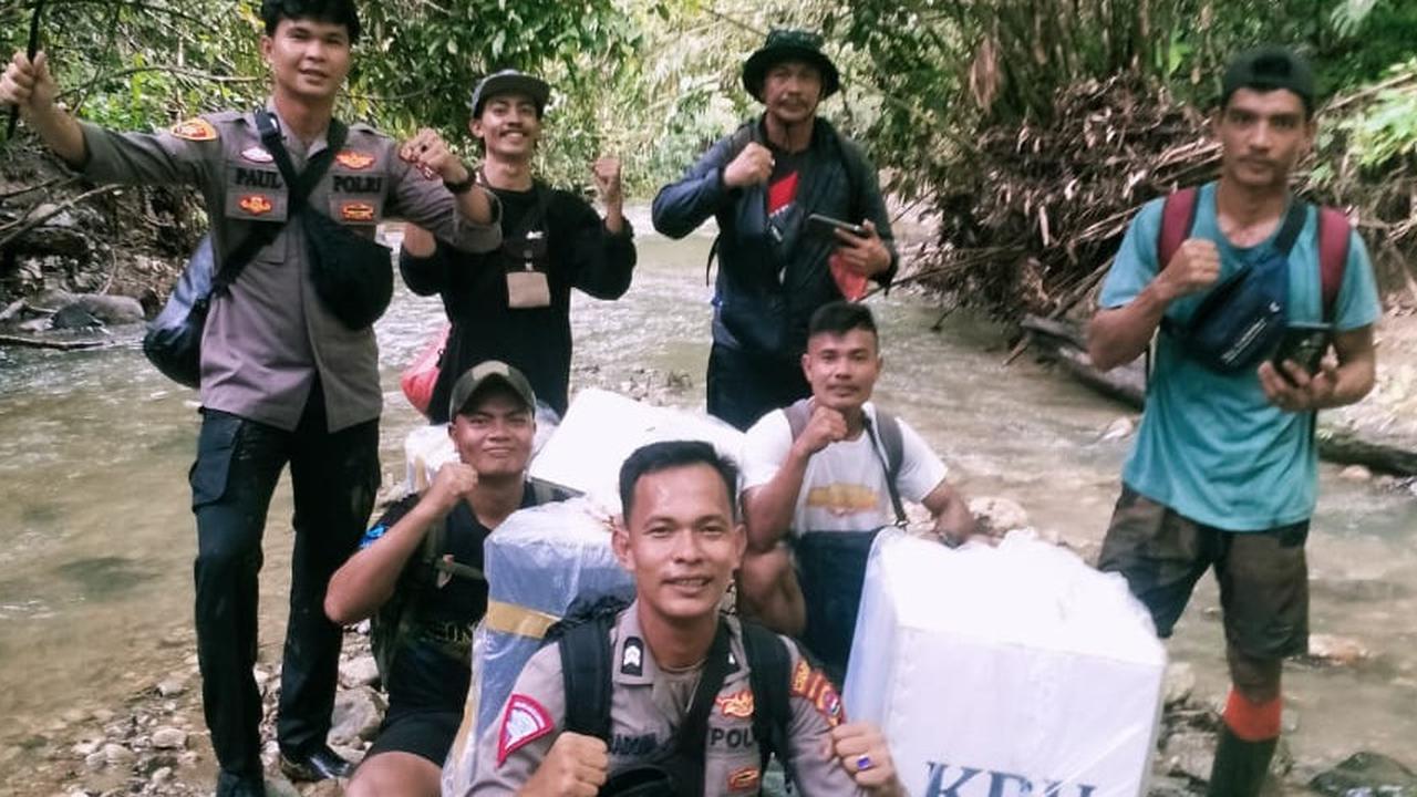 Perjuangan Petugas Seberangi Laut, Sungai Hingga Berjalan Puluhan Jam Demi Antarkan Surat Suara Pilkada ke Mentawai