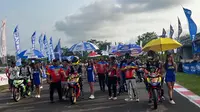 Para pembalap di grid jelang race YCR-1 pada seri terakhir Yamaha Cup Race (YCR) 2025 di Sirkuit Bukit Peusar, Tasikmalaya hari Minggu (30/11/2025). (Hendry Wibowo/Bola.com)