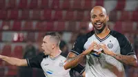 Selebrasi striker Persija Jakarta, Gustavo Almeida usai membobol gawang Madura United dalam laga perdana Grup B Piala Presiden 2024 di Stadion Kapten I Wayan Dipta, Gianyar, Bali, Minggu (21/7/2024) malam WIB. (Dok. Persija)