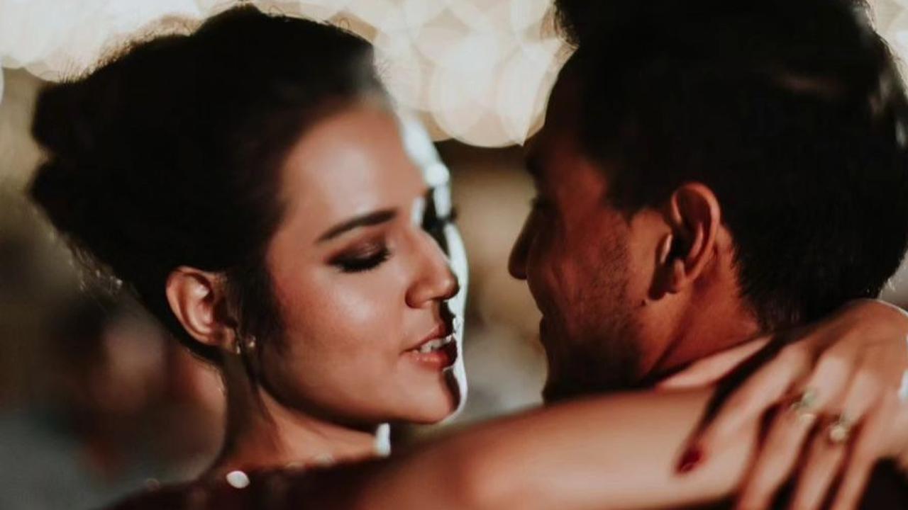 Pesan Mendalam Hamish Daud di Momen Anniversary Pernikahan ke-7 Bersama Raisa: Tidak Ada Pernikahan yang Mudah
