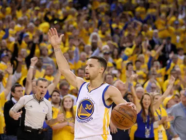 Pebasket Warriors, Stephen Curry #30 memperlambat permainan saat timnya melawan Portland Trail Blazers ipada game ke-5 semifinal NBA Playoffs wilayah barat di Oracle Arena, Oakland, California, (12/5/2016) WIB. (Ezra Shaw/Getty Images/AFP)