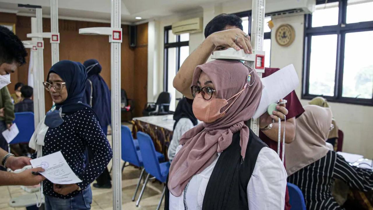Petugas kesehatan melakukan pemeriksaan kepada warga yang mendaftar sebagai calon anggota Kelompok Penyelenggara Pemilihan Umum (KPPS) di Kelurahan Paseban, Jakarta, Selasa (12/12/2023).
