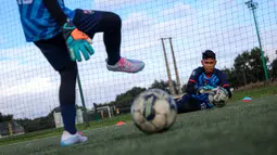 Menu latihan kali ini berbagai macam, mulai dari latihan kecil hingga melakukan uji tanding. Metode latihan seperti itu merupakan latihan yang biasa diterapkan di Akademi Sporting. (Bola.com/Bagaskara Lazuardi)