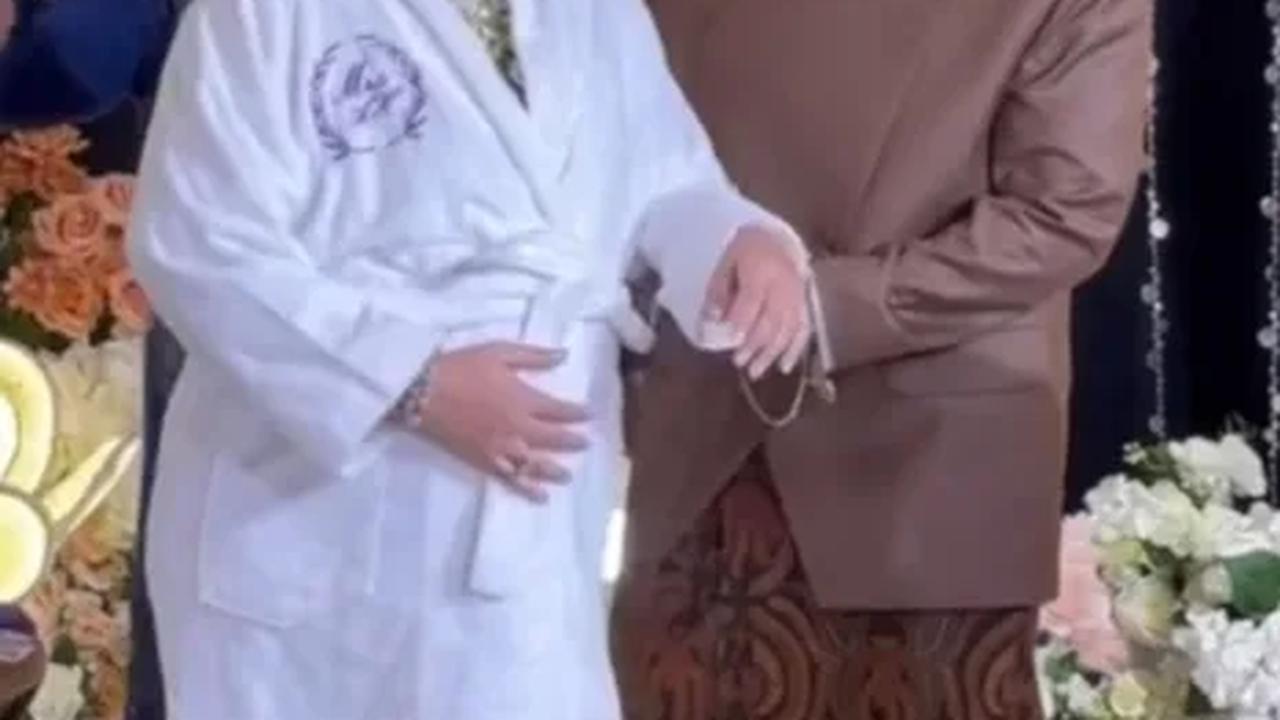 Gelar Acara 7 Bulanan Aurel Hermansyah, Atta Halilintar Jatuh Terjungkal Saat Gandeng sang Istri