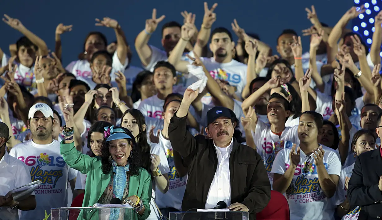 Presiden Nikaragua, Daniel Ortega bersama istrinya menyapa pendukungnya saat perayaan ke-36 Revolusi Sandinista di Managua, Nikaragua, Minggu, (19/7/2015). Daniel Ortega merupakan bagian revolusi Sandinista pada 1979 lalu. (REUTERS/Oswaldo Rivas)