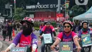 Aktivis dari berbagai penggiat lingkungan melakukan aksi damai di Hari Bebas Kendaraan (Car Free Days) di kawasan Bundaran HI, Jakarta,  Minggu (12/3/2023). Selain memperingati Hari Perempuan Internasional, aksi Women Pedal for People Planet tersebut dilakukan guna mengajak masyarakat untuk melakukan perlawanan terhadap krisis iklim yang berdampak pada kehidupan manusia dan ekologi. (Liputan6.com/Angga Yuniar)