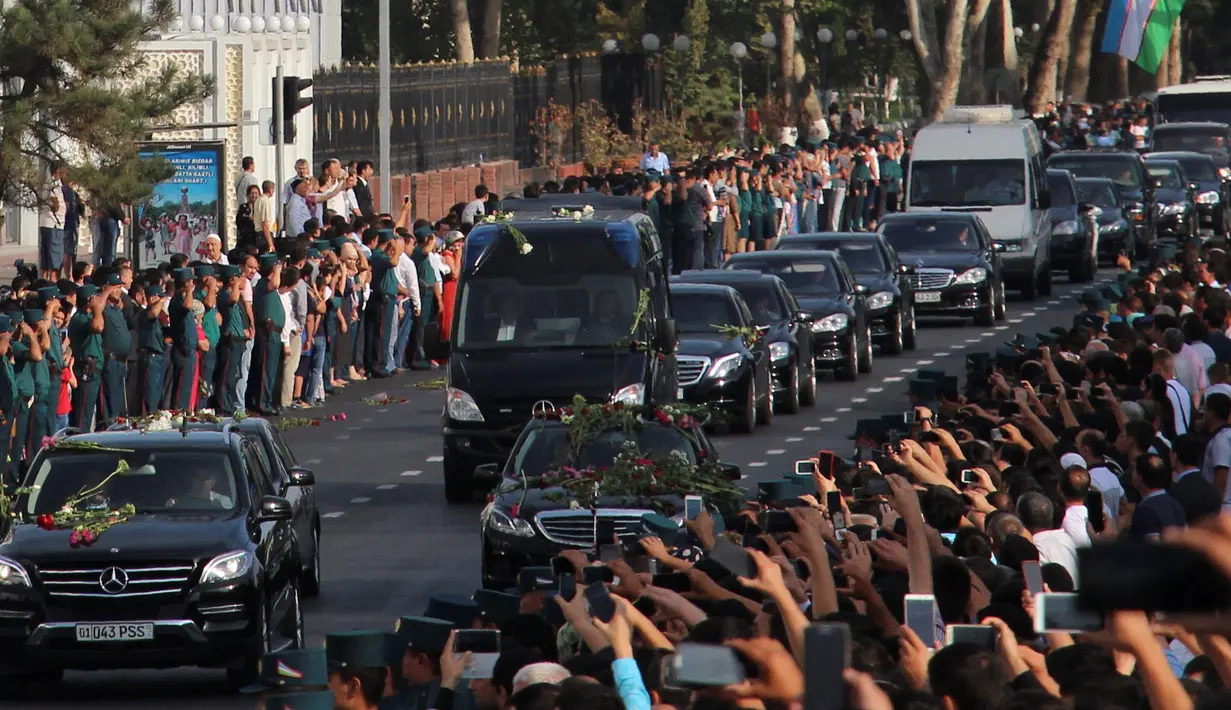 Ratusan warga menyambut iringan mobil jenazah Presiden Uzbekistan, Islam Karimov di Tashkent, Uzbekistan, (3/9).  Islam Karimov mengembuskan napas terakhir setelah enam hari menjalani perawatan intensif di rumah sakit. (REUTERS/Muhammadsharif Mamatkulov)