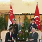 Presiden Jokowi (kiri), berbincang dengan presiden Singapura Tony Tan, dalam pertemuan di Istana Kepresidenan di Singapura, (28/7/2015). Jokowi ke Singapuran dalam rangka meningkatkan hubungan bilateral. (REUTERS/Edgar Su)