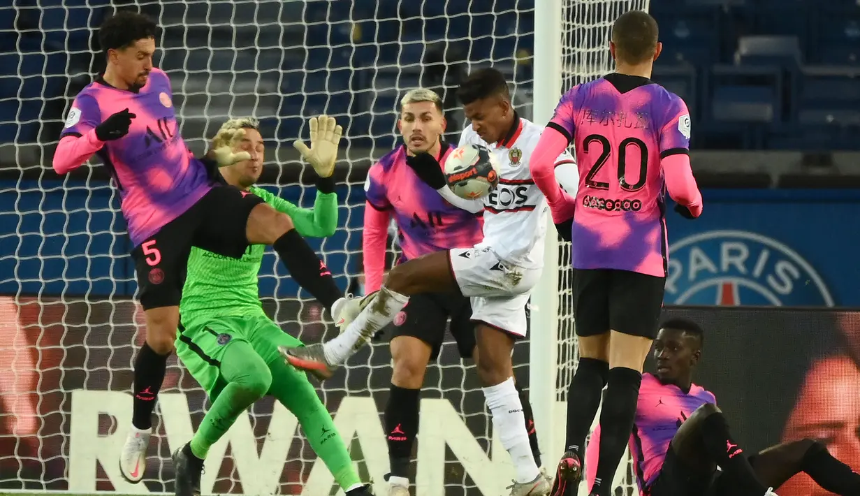 Gelandang OGC Nice, Hicham Baudaoui (ketiga dari kanan) berebut bola dengan bek Paris Saint-Germain, Marquinhos di muka gawang PSG dalam laga lanjutan Liga Prancis 2020/21 pekan ke-25 di Parc des Princes Stadium, Paris, Sabtu (13/2/2021). Nice kalah 1-2 dari Paris Saint-Germain. (AFP/Franck Fife)