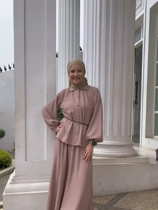 Revalina tampil dengan gaya feminin dengan setelan rok dan blouse. Aksen lengan balon membuatnya nampak anggun. [Foto: Instagram/vatemat]