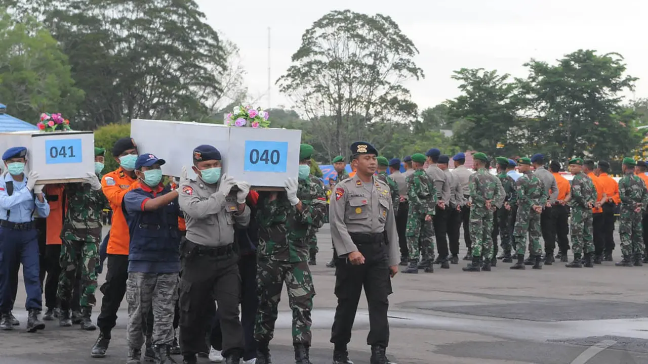 Pemberangkatan Dua Jenazah Korban AirAsia Menuju Surabaya