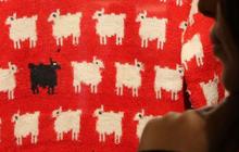 FOTO: Siap Dilelang dengan Harga Fantastis, Ini Foto-Foto Sweater Motif Kambing Hitam Putri Diana di Sotheby's