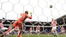 Bek Chelsea, Gary Cahill, menendang bola ke arah gawang kiper Stoke City, Lee Grant. Gol Gary Cahill, pada menit-menit terakhir membawa Chelsea menang 1-2 atas Stoke City. (AFP/Oli Scarff).