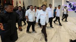 Ketua Majelis Syura PKS Sohibul Iman didampingi sejumlah elite partainya bersiap memberikan keterangan sebelum pertemuan tertutup di NasDem Tower, Jakarta, Jumat (3/2/2023). Pertemuan tersebut membahas langkah-langkah strategis sesama anggota koalisi perubahan. (Liputan6.com/Johan Tallo)
