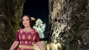 Titi DJ, yang dikenal dengan gaya beraninya, mengenakan gaun dengan perpaduan warna cerah dan detail wastra yang sangat menonjol, menambahkan kesan dramatis namun tetap elegan. [@mamauthe/@3divaofficial].