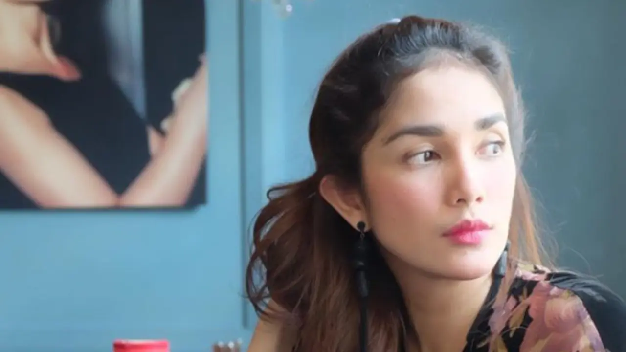Sudah Punya 4 Anak, Gaya Makeup Ussy Sulistiawaty Tetap Menarik