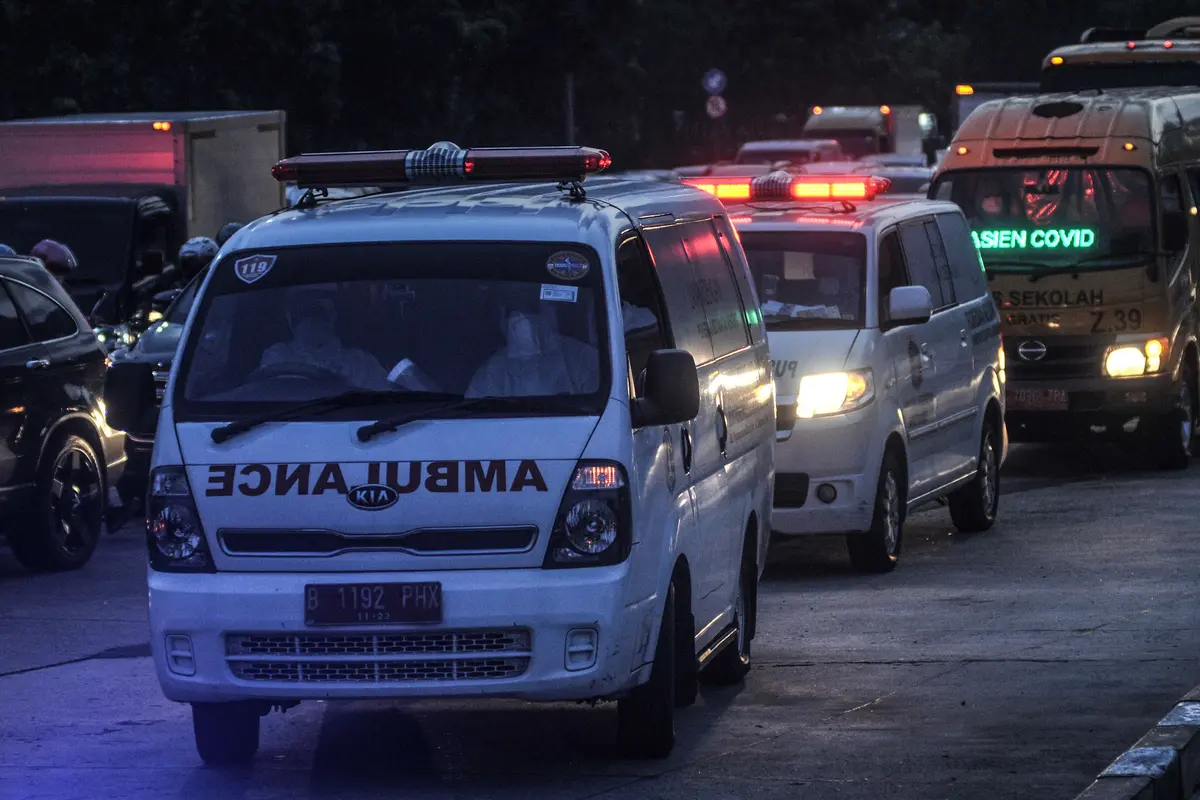 Antrean Ambulans di Wisma Atlet Imbas Melonjaknya Pasien COVID-19