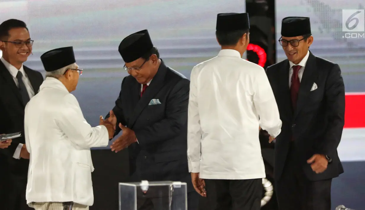Pasangan Capres dan Cawapres nomor urut 01 Joko Widodo-Ma'ruf Amin bersalaman dengan pasangan Capres dan Cawapres nomor urut 02 Prabowo Subianto-Sandiaga Uno sebelum memulai Debat Pilpres 2019 kelima di Hotel Sultan, Jakarta, Sabtu (13/4). (Liputan6.com/Johan Tallo)