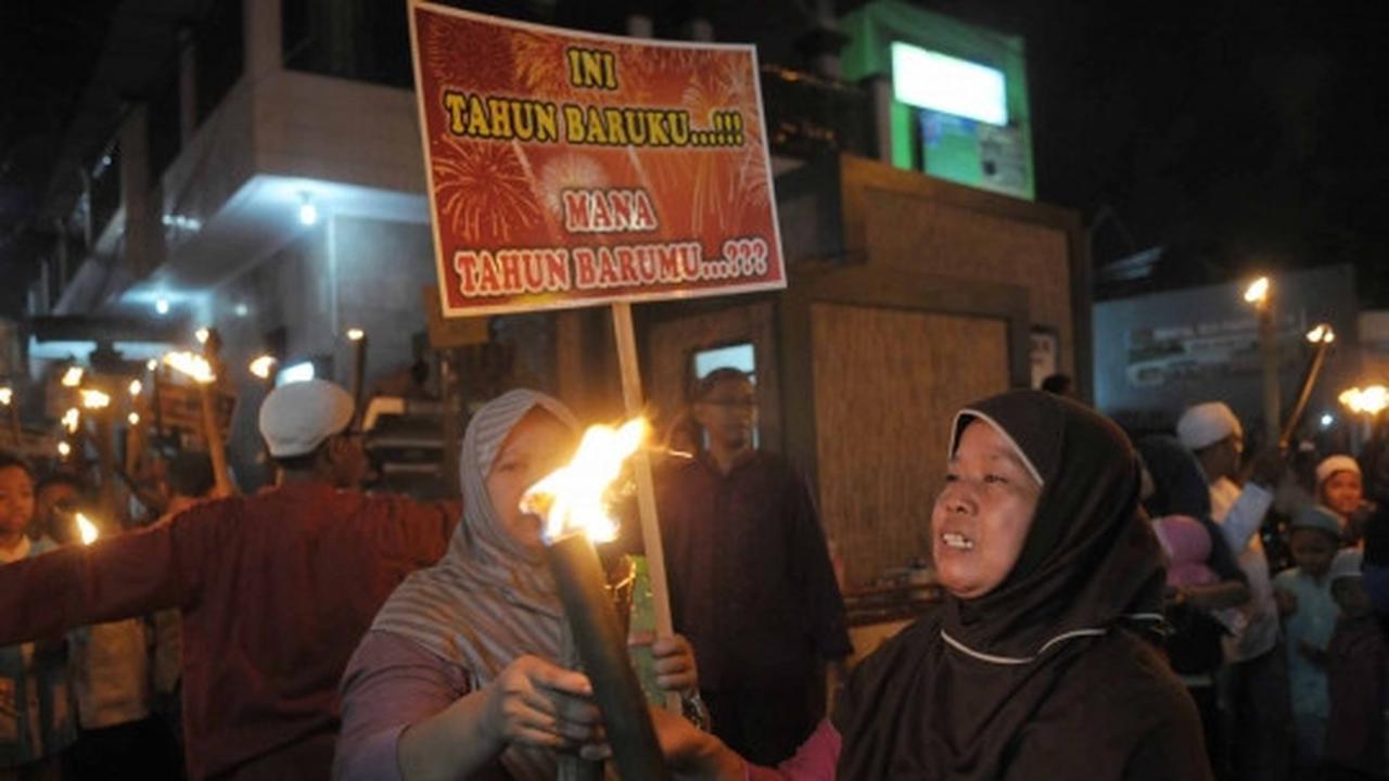 Pawai obor dan kembang api meriahkan malam tahun baru 1437 Hijriah