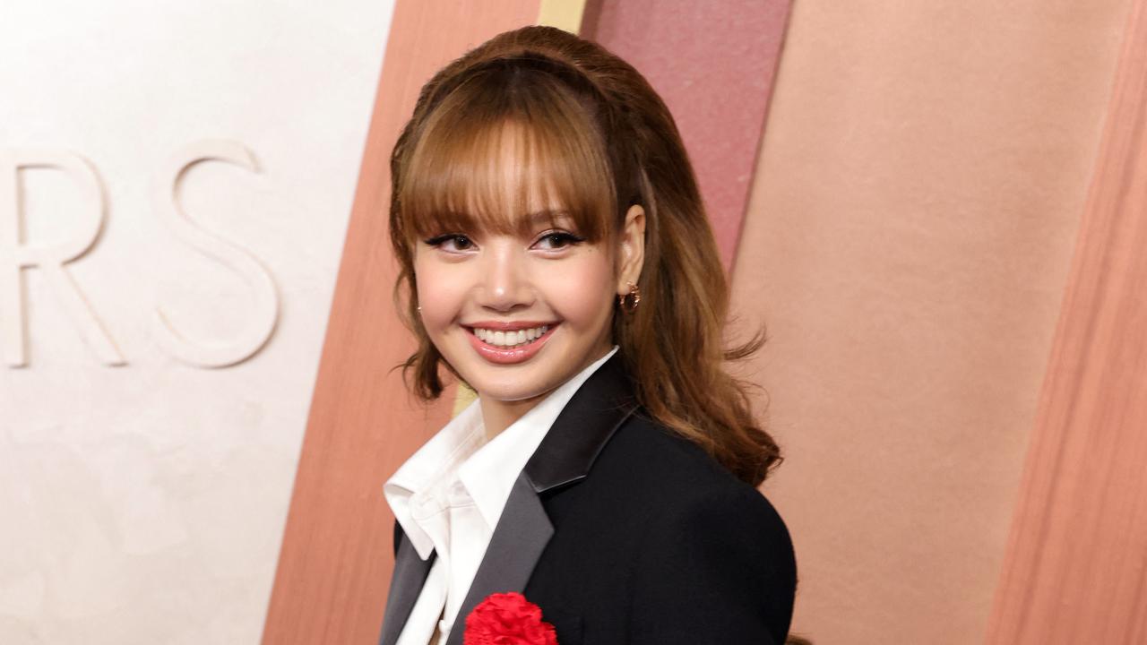Potret Lisa BLACKPINK Bergaun Tuksedo di Debut Perdana Karpet Merah Oscar 2025