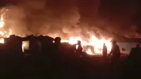 Tangkapan bingkai dari video ini menunjukkan api yang membara setelah kebakaran terjadi di Kamp Nayapara di distrik Cox's Bazar, Bangladesh, Kamis (14/1/2021). (AP Photo)