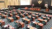 Banyak kursi anggota DPRD DKI di ruang rapat paripurna yang masih kosong saat LKPJ berlangsung. (Liputan6.com/Ahmad Romadoni)