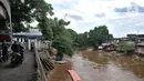Aktivitas warga di bantaran Kali Ciliwung, Manggarai, Jakarta, Rabu (19/2/2020). Penggantian istilah normalisasi menjadi naturalisasi sungai oleh Gubernur DKI Jakarta Anies Baswedan diklaim lebih baik dan tidak merusak ekosistem. (merdeka.com/Iqbal Nugroho)