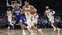 Aksi pemain Phoenix Suns Devin Booker saat melawan Clippers di play-off NBA 2023 (AP)