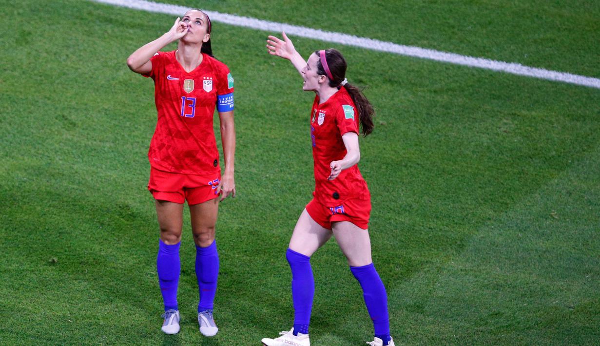 Penyerang Amerika Serikat Alex Morgan (kiri) berselebrasi usai mencetak gol ke gawang Inggris pada semifinal Piala Dunia Wanita 2019 di Lyon Stadium, Prancis, Selasa (2/7/2019). Publik menuduh Alex sedang melecehkan tim Inggris karena budaya minum teh adalah budaya Inggris. (AP Photo/Francois Mori)