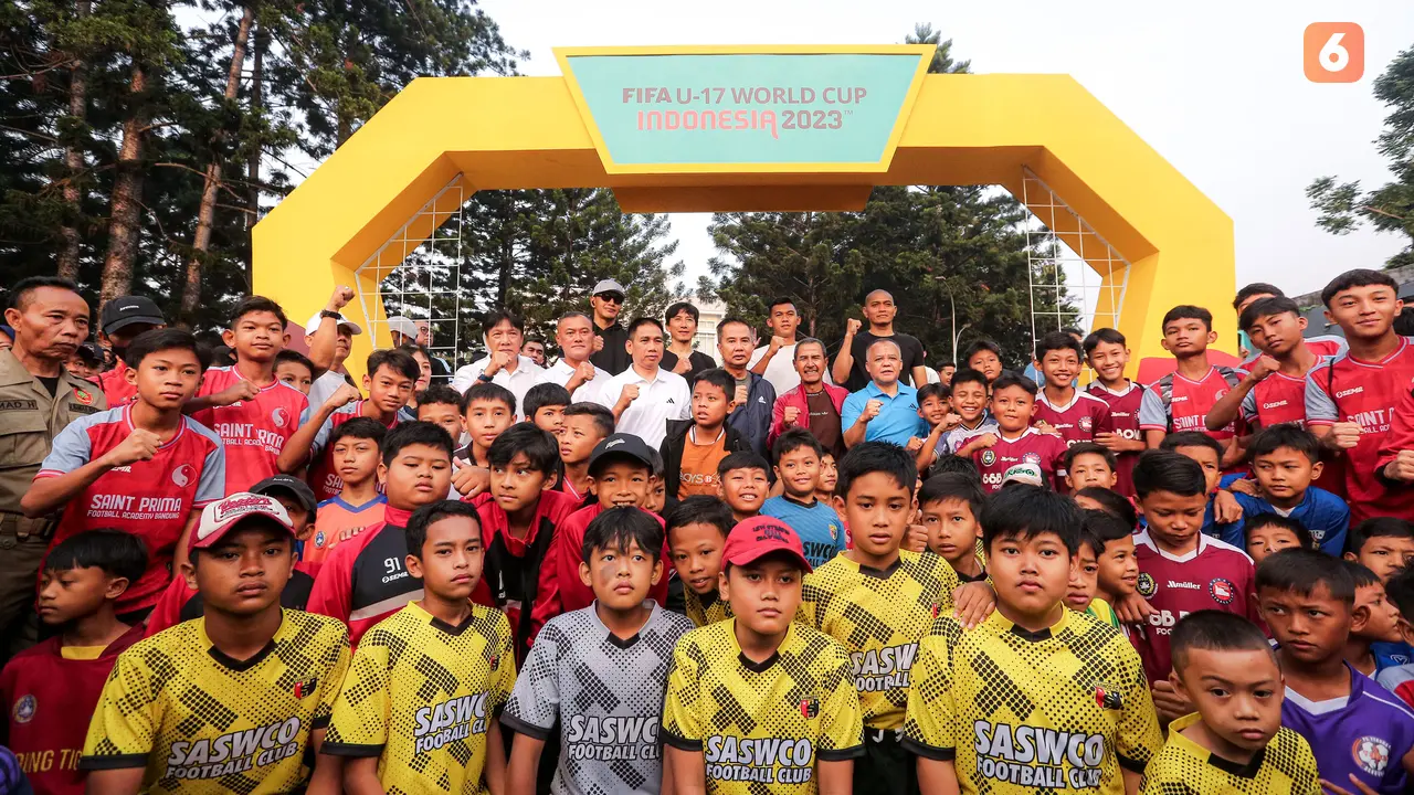 Foto: Bacuya Jadi Rebutan Foto Bareng dalam Rangkaian Acara Trophy Tour Experience menyambut Piala Dunia U-17 2023 di Bandung