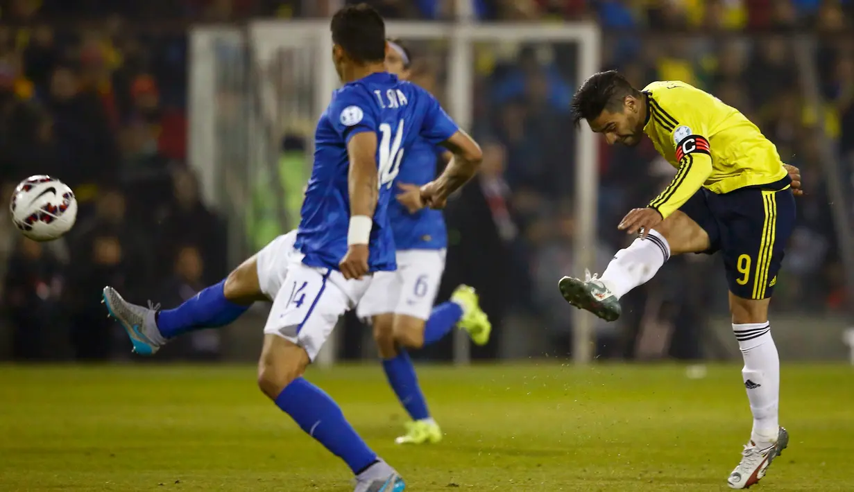 Penyerang Kolombia, Radamel Falcao menendang bola melewati bek Brasil Thiago Silva saat pertandingan Copa Amerika 2015 di Estadio Monumental, Santiago, Chile, Kamis (18/6/2015). Kolombia menang 1-0 atas Brasil. (REUTERS/Ricardo Moraes)