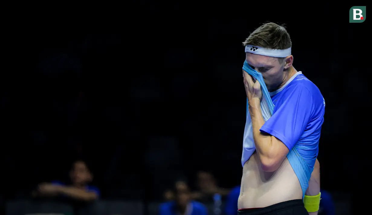Pebulu tangkis Denmark, Viktor Axelsen dari tim Lightning menyeka keringat dalam laga tunggal putra Badminton XL 2025 melawan Kodai Narakoa dari tim Rockets di Istora Senayan, Jakarta, Sabtu (04/10/2025). (Bola.com/Bagaskara Lazuardi)