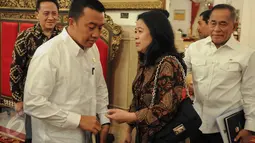 Menko PMK Puan Maharani berbincang dengan Menpora Imam Nahrawi sebelum sidang kabinet paripurna di Istana Negara, Jakarta, Jumat (9/9). Sidang kabinet paripurna membahas hasil kunjungan Presiden Jokowi ke Tiongkok dan Laos. (Liputan6.com/Faizal Fanani)