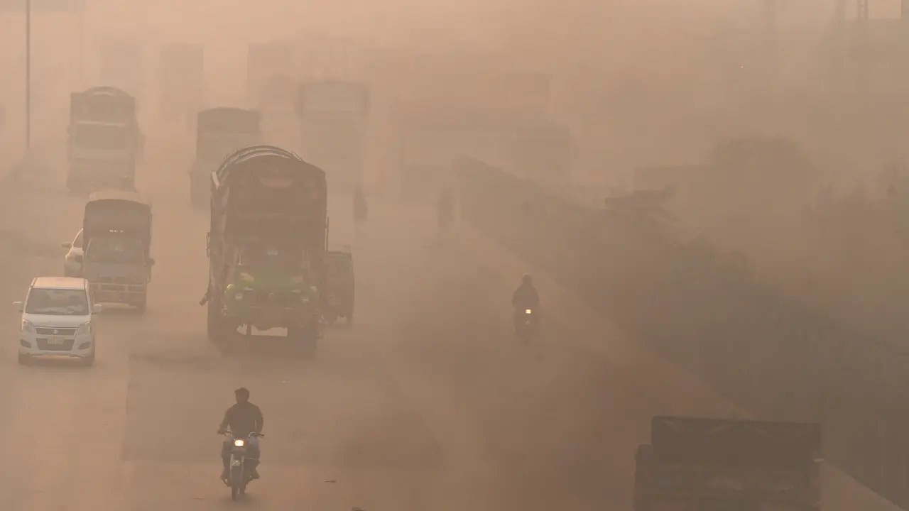 FOTO: Kabut Asap Tebal Selimuti Lahore