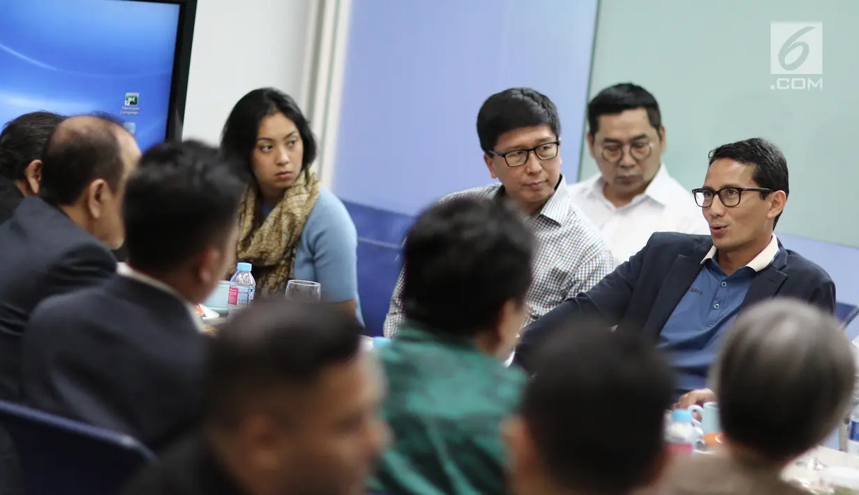Calon wakil presiden Sandiaga Salahuddin Uno berdialog dengan direksi SCTV saat di Kantor SCTV, Jakarta, Kamis (20/9). Sandiaga maju sebagai calon wakil presiden dari calon presiden Prabowo Subianto pada Pilpres 2019. (Liputan6.com/Herman Zakharia)