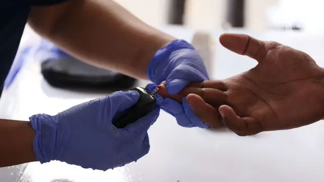 Peringati Hari Diabetes Sedunia, Penumpang Kereta Cek Gula Darah Gratis