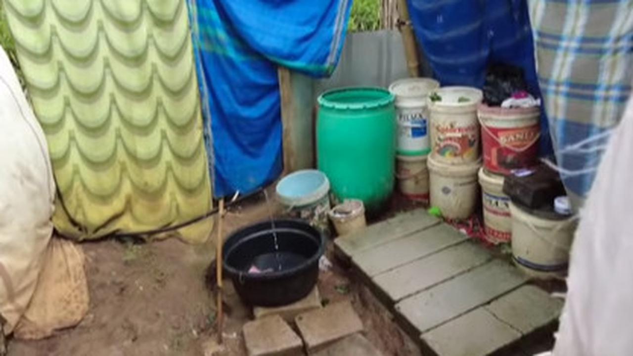 Miris Tidak Jauh dari Pusat Kota, Lima Keluarga Ini Mandi Pakai Air Hujan