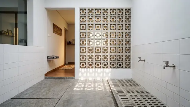 Tempat Wudhu dengan Pembatas Roster
