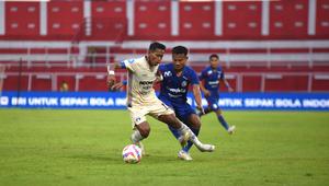 Kapten Persita Tangerang, M Toha dilanggar pemain Arema, Bayu Setiawan. (Bola.com/Iwan Setiawan)
