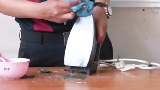 Bukan Dioles Odol, Begini Trik Bersihkan Setrika Gosong dan Berkerak Pakai 1 Bahan Dapur